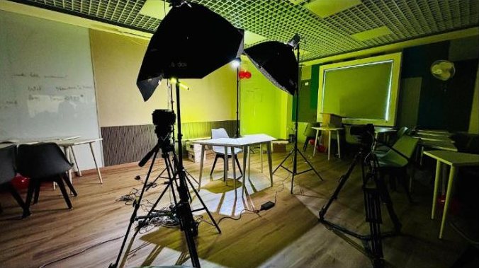 Two-light interview setup in a classroom